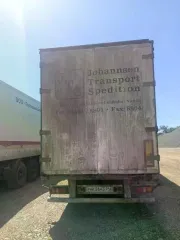 Полуприцеп KRONE SDP27 тентованный, 2002 года. Марка: KRONE SDP27 TENTOVANNYJ; год выпуска: 2002; идентификационный номер (VIN): WKESDP27011377847; кузов: отсутствует; шасси (рама): WKESDP27011377847; № двигателя: отсутствует; государственный регистрационный знак: HK264324.