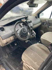 Renault Grand Scenic 2006 года, серый, VIN: VF1JMJEN636905226, госномер: А343ТА51. Особенности тех. состояния: отсутствует фрагмент заднего бампера (требуется его замена), нарушения лакокрасочного покрытия на крышке багажного отделения.