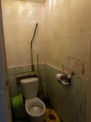 Двухкомнатная квартира 60.7 кв.м в Забайкальском крае, Шилкинский район, п. Первомайский, ул. Пролетарская, д. 8, кв. 5. Расположена на 2 этаже двухэтажного кирпичного дома. Состоит из двух комнат, балкона, кухни, раздельного санузла и коридора. В комнатах линолеум и обои, балкон не застеклен, в…