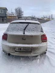 BMW 1 серии 2013 года, 136 л.с., пробег 210000 км, автоматическая коробка передач. Модель BMW 116i. VIN: WBA1A11020J650140. Автомобиль находится в залоге. Пробег рекомендуется уточнять при осмотре.