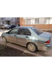 Легковой автомобиль марки Mitsubishi, модель Lancer 1.3, год выпуска 2006. Кузов JMBSNCS1A7U001426, VIN JMBSNCS1A7U001426. Задний бампер имеет трещину у багажника, катафотик на заднем разбит. Передние фары помутнели. Арки и пороги имеют цветение. Притертость переднего бампера. Требуется замена…