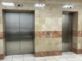 Доля нежилых помещений 509 кв.м и 721,3 кв.м, право аренды ЗУ 779 кв.м, Москва, 3437/10000 доли в праве собственности на нежилое помещение - 509 кв. м (этажи 1-4, мансарда, технический этаж, подвал), нежилое помещение - 721,3 кв. м, (этажи 1, 2, подвал), с учетом неотделимых улучшений (32 поз.)…