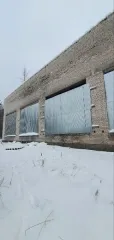 Нежилое двухэтажное здание общей площадью 666,2 кв.м с кадастровым номером 47:01:1612001:472, вместе с земельным участком площадью 3308 кв.м., кадастровый номер 47:01:1612001:1194, категория земель - земли населенных пунктов, вид разрешенного использования – под объекты коммунального хозяйства…
