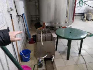 Пивоваренное технологическое оборудование BLONDERBEER.Tuere N 2000 I (пивоваренный завод) «BLONDERBEER.Туре N 2000 I», состоящее из: Бойлер. Сек-01. blonderbeer (1 шт.); фильтрационная емкость ССЕ-01. blonderbeer (1 шт.); Заторно сусловарочный котел СЕС-01. blonderbeer (2 шт.); ВИРПУЛ…