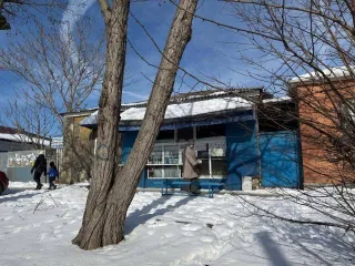 Доли нежилого помещения 66,3 м² и земельного участка 489 м² по адресу: Ростовская область, г. Таганрог, ул. Чехова, 28. Кадастровый номер помещения: 61:58:0001028:245, земельного участка: 61:58:0001028:9. Вид права: общая долевая собственность, доля в праве 5/162.