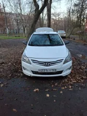 Hyundai Solaris 2016 года, легковой, VIN Z94CT41DAHR550270, государственный регистрационный знак О231СТ123, белый цвет, мощность двигателя 123 л.с., механическая коробка передач. Автомобиль имеет внешние повреждения: потертости, царапины, вмятины, очаги коррозии на кузове, трещины и сколы стекол…