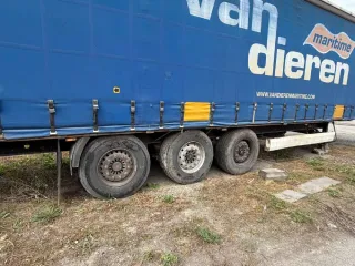 Polupricep Krone SDP27 tentovannyy 2006 polupricep, marka: KRONE, model: SDP27 ТЕНТОВАННЫЙ, god izgotovleniya: 2006 g.v., identifikatsionnyy nomer: WKESDP27061261584 Transportnoe sredstvo nakhoditsya na otvetstvennom khranenii na stoyanke po adresu: Volgogradskaya oblast g. Mikhaylovka, ul…