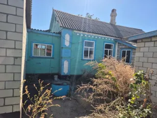 Земельный участок площадью 1529 кв.м., категория земель: земли населенных пунктов, под индивидуальным жилищным строительством, кадастровый № 61:49:0050102:28. Жилой дом площадью 105,1 кв.м., кадастровый № 61:49:0050102:424. Объекты находятся в залоге. Адрес: Ростовская область, г. Гуково, МКР…