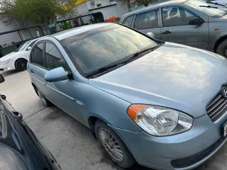 Hyundai Verna 2006 года, цвет светло-голубой. VIN: NLHCM41AP7Z035184, ПТС: 77ХА253194, госномер В326МС82. Производство Турция. Бензиновый двигатель 1.4 л (1399 см³) мощностью 97 л.с. Максимальная масса 1600 кг, снаряженная масса 1155 кг.