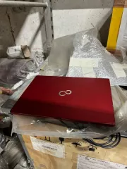 Ноутбук LIFEBOOK FUJITSU Ноутбук красного цвета с логотипом и надписью с другой стороны «LIFEBOOK FUJITSU LKN: U9040M0021DE Serial No DSDJ027257» - 1 шт.; зарядное устройство черного цвета от ноутбука с надписью «FUJITSU LIMITED P/N : CP 531920-01» - 1 шт.; USB флэш-накопитель - 6 шт.; карт-ридер -…