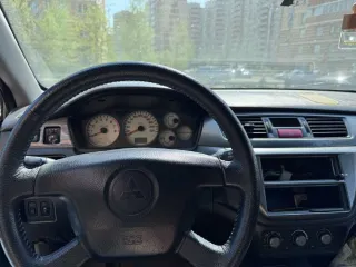 Автомобиль марки Mitsubishi, модель Lancer 1.6 2005 года выпуска, VIN номер: JMBSNCS3A6U002190, цвет: черный. Техническое состояние: проблема с прокладкой ГБЦ (требуется замена), аккумулятор сел из-за длительного простоя.