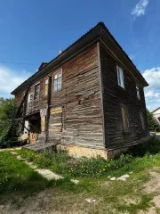 Нежилое здание 35:10:0104019:181 и земельный участок 35:10:0104019:563 по адресу: Вологодская область, г. Великий Устюг, пер. Застройщиков, д. 8. Здание площадью 228,3 кв.м, год постройки 1960, двухэтажное деревянное, коммуникации отключены. Земельный участок площадью 1388 кв.м, категория земель…