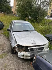 Daewoo Nexia 2002 года, годные остатки. VIN: ULV3L31UD2A133746. Передняя часть кузова имеет многочисленные повреждения: деформация переднего лонжерона; отсутствует передний бампер; вмятины на крышке капота, переднем правом крыле, переднем левом крыле; разбита передняя правая фара; оторвано зеркало…
