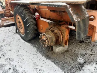 Автогрейдер ГС-18.05 2009 года, госномер МТ 6472 02. Страна-производитель: г. Брянск. VIN: 090020 (125). Год выпуска: 2009. Заводской номер машины (рамы): 090020. Номер двигателя: 90279588. Цвет: оранжево-черный. Паспорт самоходной машины (ПСМ): ВЕ № 550027 от 04.09.2009г. Мощность двигателя: 130…