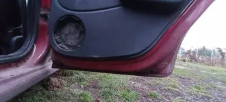 Renault Sandero 2011 года, 102 л.с. Пробег 179 000 км. Аккумулятор в неисправном состоянии. После замены масляного насоса появился стук в двигателе. Общее состояние на ходу требует уточнения при осмотре.