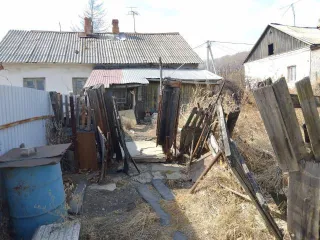 Доля квартиры 34.1 кв.м., Уссурийск. 1/4 доля квартиры в Уссурийске, еще 1/4 доля квартиры в Уссурийске, еще 1/4 доля в квартире, площадь 34.1 кв.м., назначение: Жилое, этаж: 1, адрес: Россия, Приморский край, г. Уссурийск, ул. Известковая, д. 48, кв. 2, кадастровый номер: 25:34:016502:2293