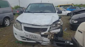 Лада Гранта 2005 года, белого цвета, госномер М334ВН17. Передняя часть разбита после ДТП: повреждены левая крыло и передний бампер, капот не закрывается, искорежен. VIN: ХТА219000С0092133. Седан.