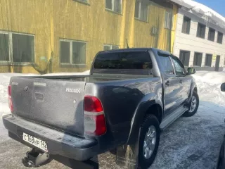 Грузовой бортовой автомобиль Toyota Hilux, 2012 г.в., VIN AHTFZ29G709083792. Местонахождение имущества: Кемеровская область, г. Таштагол, ул. Поспелова, д. 11. Год выпуска: 2012. VIN номер: AHTFZ29G709083792. Марка грузовика: Toyota. Модель грузовика: Toyota Hilux.