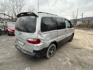 Hyundai Starex 2002 года выпуска, темно-серого цвета, госномер А775ТС51. VIN: KMHWP81HP2U462398. Многочисленные трещины на заднем бампере. Глубокая коррозия металла, в том числе и сквозная, в области колесных арок. Вмятины, следы ржавчины присутствуют по всему кузову ТС. Трещины на лобовом стекле…