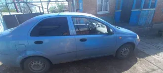 Chevrolet Aveo 2004 года, голубой. VIN: KLASF69A14B180020, ПТС: 77584067, госномер: С851МР09. Произведен в Корее. Двигатель бензиновый, модель F19S3, мощность 82,96 л.с. Кузов: KLASF69A14B180020. Разрешенная максимальная масса 1500 кг, масса без нагрузки 1080 кг.