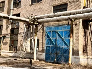 КПП-4 57 кв.м Самара. Здание контрольно-пропускного пункта (КПП-4), расположено по адресу: г.Самара, ул.Калинина, 1 (при въезде на бывшую территорию ОАО СПЗ со стороны Заводского шоссе), площадь по внешнему обмеру 57кв.м. Право собственности на КПП-4 в ЕГРН не зарегистрировано, возникло до 1997г. В…