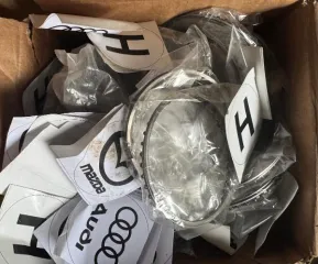 Автозапчасти в ассортименте: пластмассовые молдинги, эмблемы, указатели поворота и прочее. Всего 250 шт. (в качестве годных остатков)