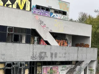 Здание 1377.8 кв.м, сооружения, земельный участок 1301 кв.м, Нижний Тагил. Производственный объект, единый объект. Здание площадь 1377.8 кв.м., назначение: НЕЖИЛОЕ, адрес (местонахождение): Россия, НИЖНИЙ ТАГИЛ, ПАПАНИНА, дом 6, кадастровый (условный) номер: 66:56:0110015:316. Иной объект…