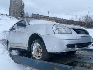 Автомобиль LADA 217130 LADA PRIORA, 2010 года выпуска. Цвет: светло-серебристый металл. Государственный регистрационный знак А 135 КУ 51 (фактически отсутствует). VIN: ХТА217130А0019996. Ключ зажигания, ПТС, СТС в наличии. Отслоение ЛКП и коррозия металла, в том числе сквозная, в области колесных…