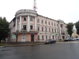 Нежилые здания и помещение общей площадью 1268.2 кв. м в Великом Новгороде по адресу: Новгородская область, г. Великий Новгород, ул. Дворцовая, д. 2/1. В состав входят: 1. Здание склада площадью 60.9 кв. м, кадастровый номер 53:23:7102703:27, 1 этаж. 2. Здание проходной площадью 11.8 кв. м…