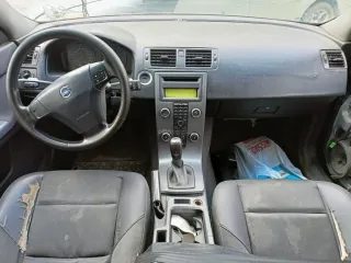 Volvo S40, 2007, черный, 141 734 км, 1 596 МТ (99,96 л.с.), бензин, передний, VIN YV1MS204282363187, седан, в нерабочем состоянии, разбито лобовое стекло, вмятины на правой стороне кузова и дверях, отломлено правое боковое зеркало, множественные повреждения кузова коррозией, багажник не…