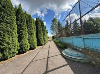 Жилой дом 292,2 м² по адресу: Московская область, Одинцовский г.о., д. Сергиево, ул. Заречная, д. 7, кадастровый номер 50:20:0080806:558. Нежилое здание (хозблок) 77,8 м² по адресу: Московская область, Одинцовский район, д. Сергиево, кадастровый номер 50:20:0080806:208. Земельный участок без…