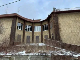 Жилое здание квартира Московская область Здание в Московской обл., 142,9 кв.м. Жилое здание (квартира), площадью 142,9 кв.м., количество этажей 2, в том числе подземных 1, кадастровый номер 50:26:0180404:936, расположенная по адресу: Московская область, р-н. Наро-Фоминский, д. Мартемьяново, ул…