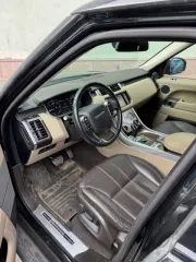 Land Rover Range Rover Sport 2013 года, VIN SALWA2FFXEA324100. При осмотре установлено: дефект лакокрасочного покрытия (отслоение краски) эмблемы на крышке багажника; дефект лакокрасочного покрытия (отслоение краски) декоративной накладки на капоте; механическое повреждение накладки переднего…