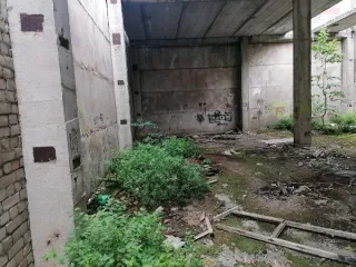 Здание теплоузла 302 кв.м, Псков (г. Псков, Рижский пр., д.83-б), в том числе: одноэтажное здание (наименование: "Здание теплоузла") с КН 60:27:0080206:3898, общей площадью 302 кв. м и земельный участок с КН 60:27:0080206:3916, площадью 644 кв. м. Конструктивные характеристики здания: подземная…