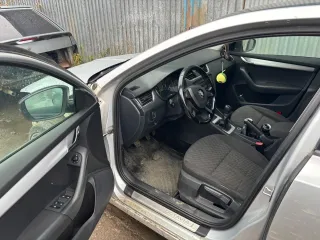 Skoda Octavia 2013 года выпуска, VIN: TMBAC4NE5E0032408, гос.номер М830МН35, цвет серебристый. Автомобиль имеет недостатки: -Сильно повреждена передняя часть кузова, включая капот, крылья и бампер. -Отсутствуют некоторые элементы облицовки, такие как часть бампера и фары.