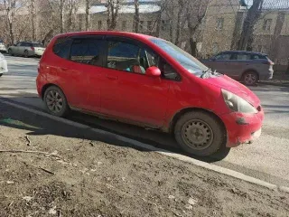 Honda Fit 2001 года, 86 лс, 320000 км, АКПП, идентификационный номер GD11015179, цвет красный, мощность двигателя 86 лс. Не работают задние стеклоподъемники, в 2024 году установлен контрактный двигатель и коробка вариатор, правый порог и крылья гнилые.