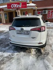 Toyota RAV4 2018 года, цвет Белый Перламутр. VIN: XW7RDREV20S037035, госномер Е352УК28. Модель двигателя 3ZR, бензиновый, номер C322783, мощность 146 л. с. / 107 кВт, объем 1987 куб. см. Кузов XW7RDREV20S037035, максимальная масса 1645 кг.