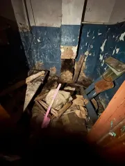 Нежилое помещение площадью 6,9 кв.м, кадастровый номер 60:13:0131247:206. Расположено на первом этаже двухэтажного здания по адресу: Псковская область, м.о. Островский, г. Остров, ул. 25 Октября, д.35, пом.1004. Помещение находится в многоквартирном доме, признанном аварийным и подлежащим сносу или…