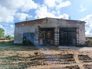 Нежилое здание 8514.3 кв. м, Новгородская область. Площадь 8514,3 кв. м, кадастровый номер 53:06:0010408:149. Местонахождение: Новгородская обл., Крестецкий р-н, рп. Крестцы, ул. Лесная. Основание для реализации - постановление о передаче арестованного имущества на торги от 10 октября 2025 г…