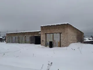 Гараж 282.1 кв.м. с земельным участком. Здание нежилое, гараж, 1990 года постройки, общая площадь 282.1 кв.м., количество этажей 1, кадастровый номер 44:28:030135:142, кадастровая стоимость 958299.34 руб. Одновременно отчуждается земельный участок площадью 3684 кв. м., категория земель: земли…