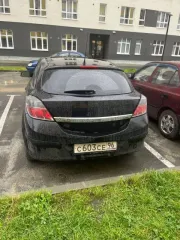 Opel Astra 2011 года, 116 л.с. VIN: XWF0AHL08B0008963, цвет черный, регистрационный номер С603СЕ96. Имеются потертости и царапины на лакокрасочном покрытии. Требуется химчистка салона.