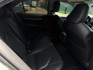 Toyota Camry 2021 года, 249 лс, 253400 км, АКПП, гос.рег.знак Н101ХХ98, VIN XW7BZ3HK60S116340, 2021г.в., мощность двиг., л.с. (кВт): 248,8 (183), цвет: белый перламутр с черной крышей.