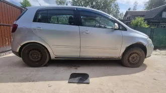 Volkswagen Golf Plus 2008 года, VIN: WVWZZZ1KZ9W834369, госномер С799ЕХ198, цвет серебристый, производитель Volkswagen AG (Германия), ПТС: 47 РК 846268, СТС: 99 58 541644. Автомобиль находится в залоге у АО "ТБанк". Расположен в Ленинградской области, Кировском районе, Мгинском городском поселении…