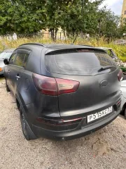 KIA SLS, 2012 автомобиль марки «KIA SLS» (SPORTAGE, SL, SLS), государственный регистрационный знак Р515КС51, 2012 года выпуска. VIN: XWEPC811AC0005566. Ключ зажигания, СТС, ПТС отсутствуют. Трещина на лобовом стекле с левой стороны. Лакокрасочное покрытие (ЛКП) имеет все признаки окрашивания ТС…
