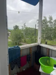 Двухкомнатная квартира 60.7 кв.м в Забайкальском крае, Шилкинский район, п. Первомайский, ул. Пролетарская, д. 8, кв. 5. Расположена на 2 этаже двухэтажного кирпичного дома. Состоит из двух комнат, балкона, кухни, раздельного санузла и коридора. В комнатах линолеум и обои, балкон не застеклен, в…