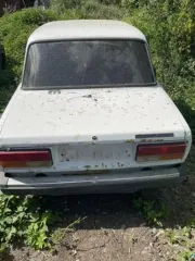 Автомобиль ВАЗ 21053, г/н В264ЕТ24, 1992 г.в., VIN XTT21053ON1296645, двигатель № 2269657, цвет белый, комплектность и состояние не проверялась. Находится в г. Енисейске. Техническое состояние не проверялось. Многочисленные следы ржавчины. Находится в частично разукомплектованном состоянии…