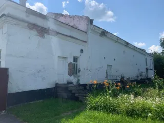 Нежилое здание (Кинотеатр «Родина»), кадастровый номер 45:22:030118:723, общей площадью 841,2 кв.м., 1959 года постройки, количество этажей — 2, в том числе подземных 0, кадастровая стоимость — 13001901,12 руб., материал стен: кирпичные, перегородки кирпичные, кровля шиферная, полы деревянные…
