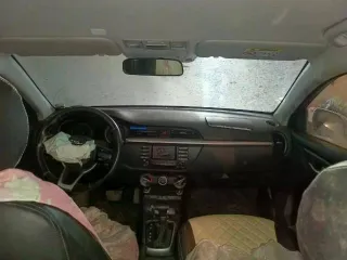 Kia Rio 2018, 123 л.с., 73000 км, АКПП, VIN Z94C241BBKR106685. Техническое состояние: транспортное средство находится на хранении в гаражном помещении в течение 6 лет, не эксплуатируется, выездным не является. Левый лонжерон подлежит замене. В комплектации отсутствует аккумулятор.