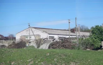 Нежилое здание. Коровник. Площадь: 1 614,8 кв.м. Кадастровый номер: 09:08:0000000:7123. Нежилое здание. Кашара. Площадь: 1 599,1 кв. м. Кадастровый номер: 09:08:0000000:7118. Земельный участок. Категория земель: земли сельскохозяйственного назначения - для размещения объектов сельскохозяйственного…