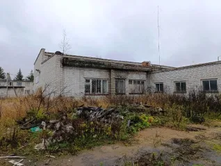 Комплекс зданий для хранения и ремонта автотехники общей площадью 5101.8 кв.м расположен по адресу: Ярославская область, Некрасовский район, Вятский сельский округ, с.Вятское, ул.Давыдковская, д.35. Кадастровый номер комплекса: 76:09:060101:1885. В состав комплекса входят: нежилое здание мастерской…